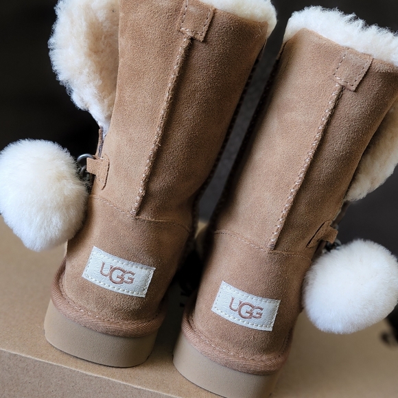 UGG - Picture 1 of 9